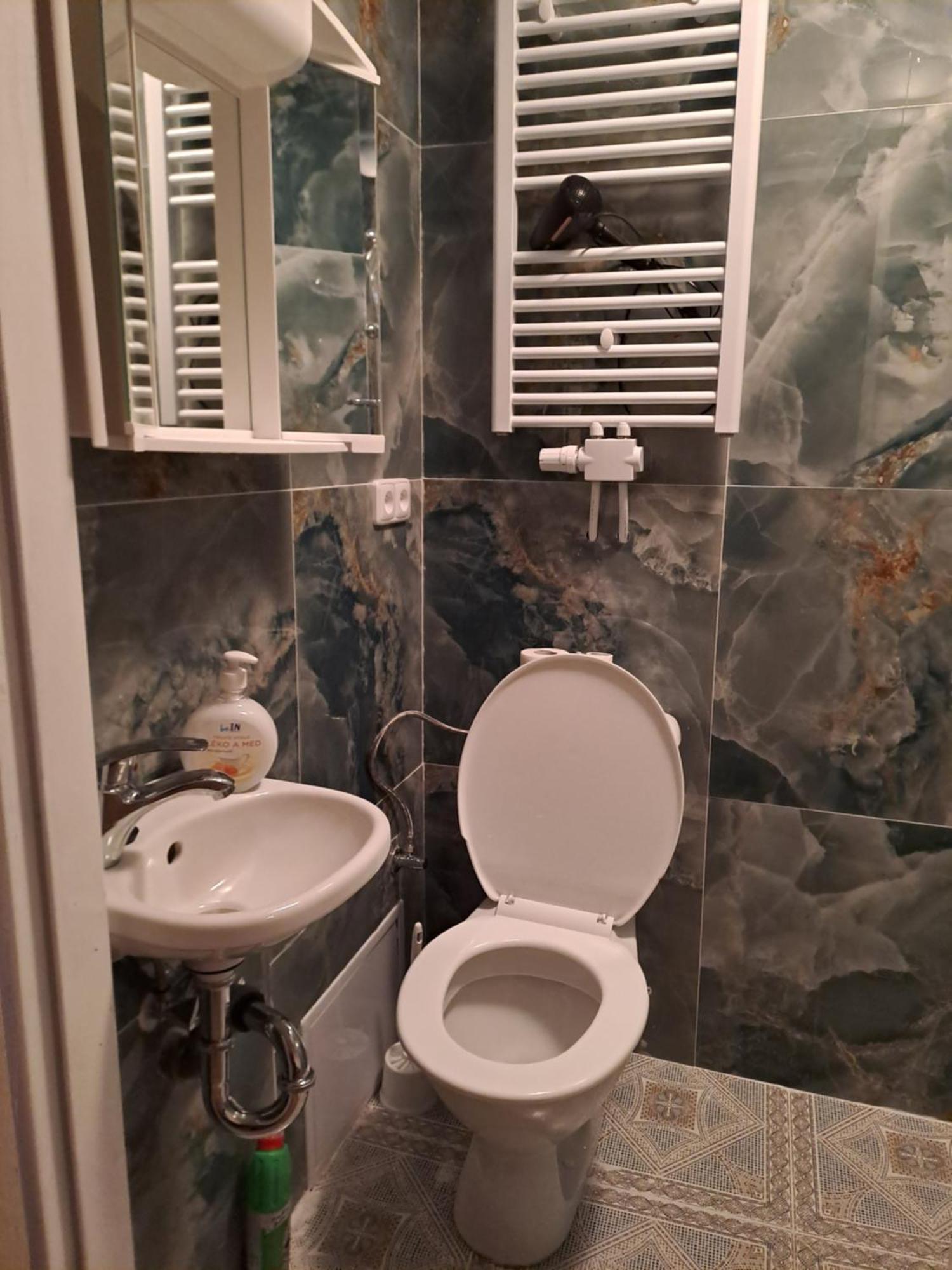 Ferienwohnung Nha Nghi Cho Cap Doi Va Gia Dinh Prag Exterior foto